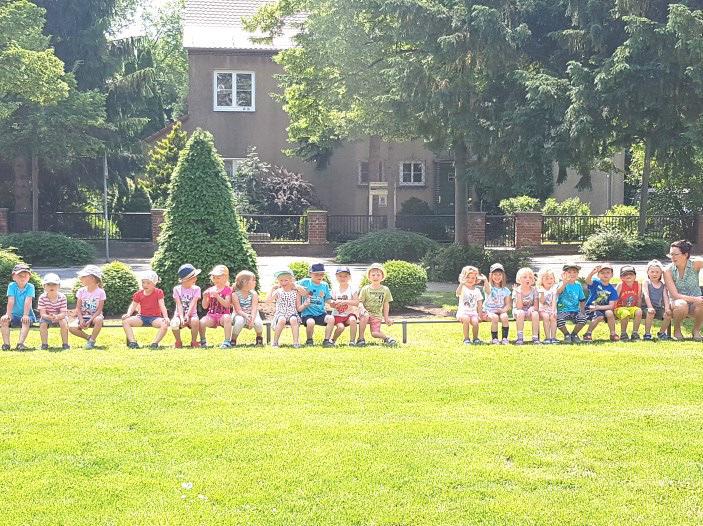 Po sadowej přestawce, napojenju z wodu a wobjedźe podachmy so hišće na hrajkanišćo pod hołym njebjom. Sprócni a wučerpani so na to do busow čapnychmy, kotrejž nas do Delan wróćo dowjezeštej.