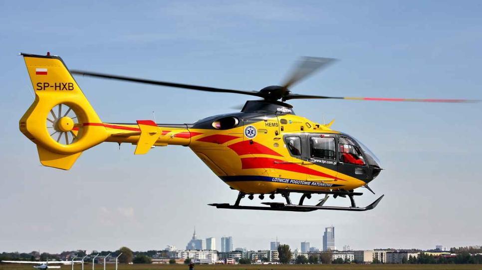 Fot. 1. Śmigłowiec EC 135 P2+ w barwach Polskiego LPR 1.2 Wymagania normatywne dla lądowisk Lądowiska przyszpitalne są specyficznym miejscem do lądowania.