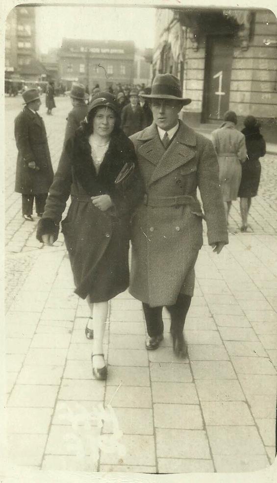 SPACER PO PRZEDWOJENNYM GRUDZIĄDZU PRABABCIA MARIA Z PRADZIADKIEM WŁADYSŁAWEM JARZYŃSKIM Po wojnie wydawało się, że nadejdzie spokój i wolność. Nastały jednak złe czasy. Dla wielu pełne przemocy.