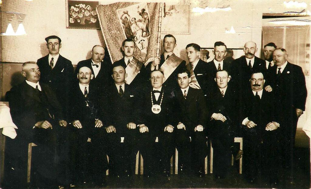 1935 r. CECH BRUKARZY W GRUDZIĄDZU. W ŚRODKU PRAPRADZIADEK JAN JARZYŃSKI Z MEDALEM CECHU. DRUGI OD PRAWEJ W DOLNYM RZĘDZIE TO MÓJ PRADZIADEK WŁADYSŁAW JARZYŃSKI.
