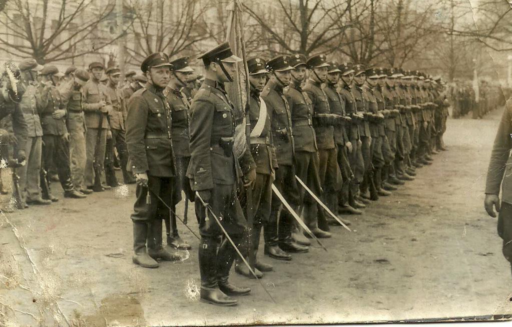 1919 R. WILNO PRZEGLĄD ODDZIAŁÓW. DRUGI W PIERWSZYM RZĘDZIE TO ANTONI KWAKSZYS. W tamtych czasach miasto Grudziądz było twierdzą. Wielu wstępowało do wojska.