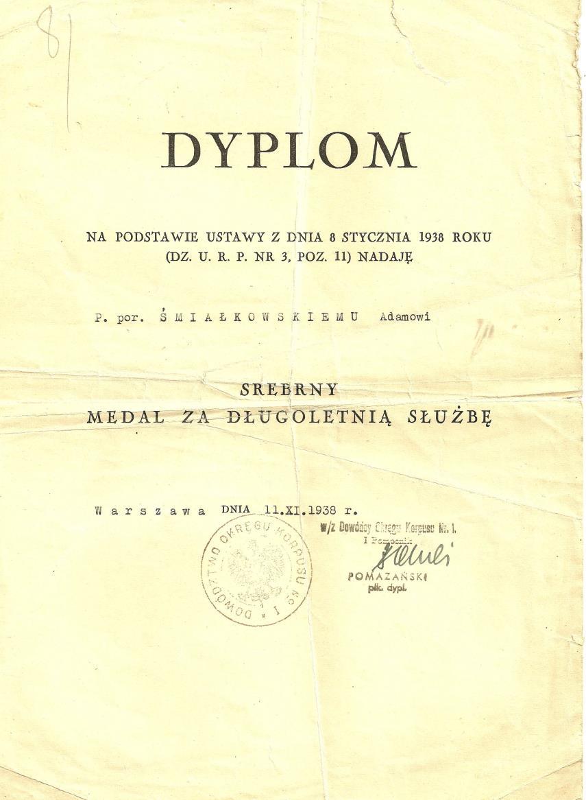 Adam Śmiałkowski był porucznikiem, członkiem Polskiej Organizacji Wojskowej. W roku 1920 żołnierzem ósmego pułku piechoty. Absolwentem Oficerskiej Szkoły Administracji w Krakowie w 1927r.