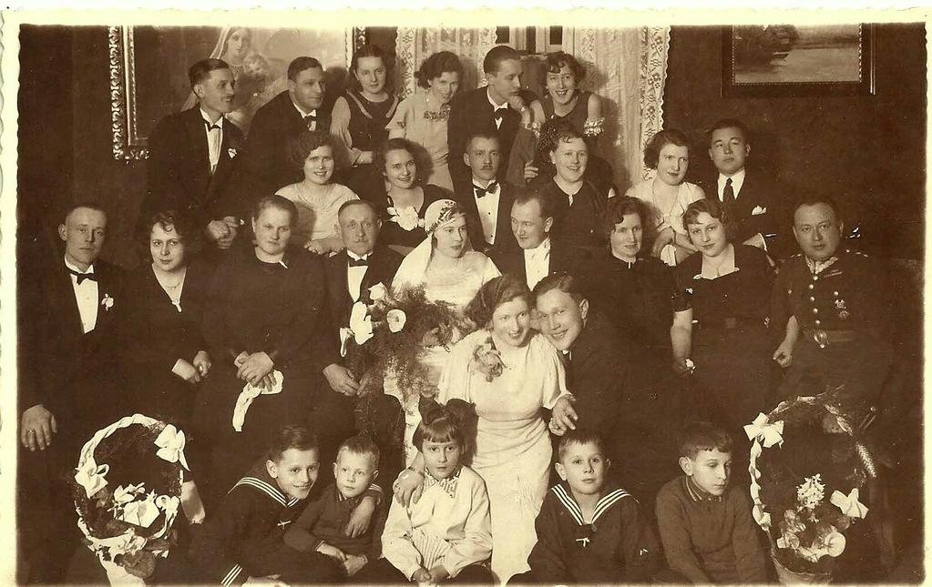 Cała rodzina Jarzyńskich. Zdjęcie zrobione na ślubie Klary Jarzyńskiej i Edmunda Tomaszewskiego w Grudziądzu w 1938r.