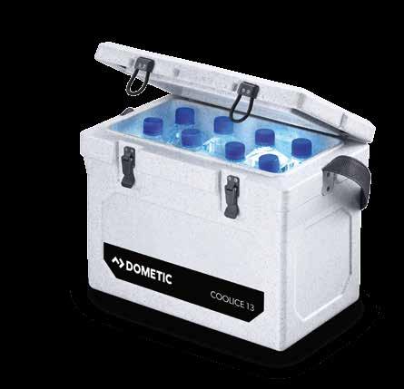 otwieranie i zamykanie, pakowanie i stawianie jedna na drugiej lodówki Dometic Cool