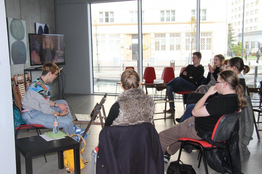 Uczestnicy otrzymali dostęp do kilkunastu filmów studentów i absolwentów Gdyńskiej Szkoły Filmowej. Wybrane pozycje mieli zrecenzować do 15 grudnia.