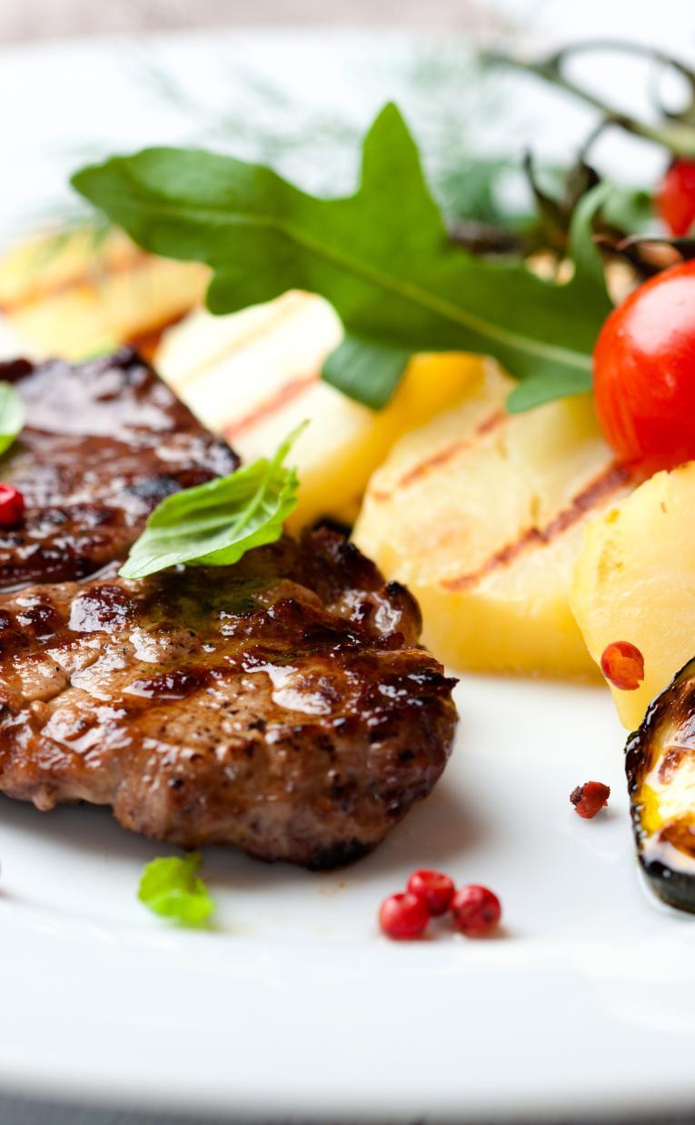 MENU OBIADOWE PROPOZYCJA I ZUPA Krem z Białych warzyw z pomadą red pesto DANIE GŁÓWNE Aromatyczne bitki wołowe z gotowanymi ziemniakami podane z pappardelle z cukinii w towarzystwie suszonych