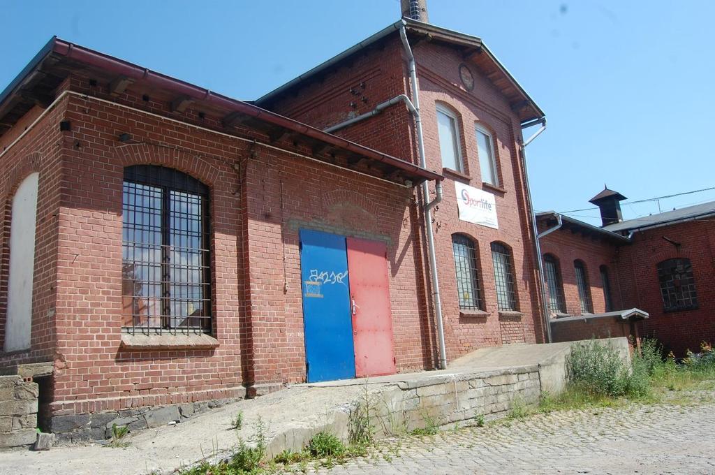 1. Front budynku w którym znajduje się lokal