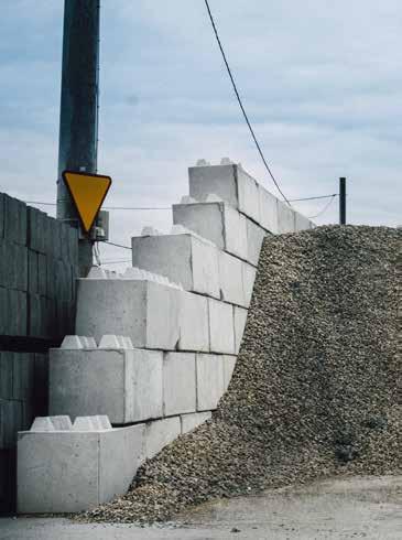 Uniwersalność bloki betonowe znajdują zastosowanie przy budowie ścian i przegród w rolnictwie, w przemyśle, w branży drzewnej, logistycznej i magazynowej a także w gospodarce odpadami Proste i