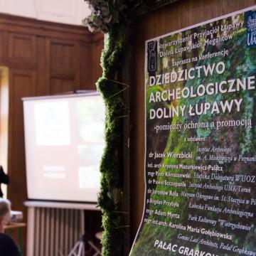 Na spotkaniu nie zabrakło też studentów pierwszego roku archeologii US, którzy przyjechali z panią dr Agnieszką Matuszewską, od lat zajmującą się tematem megalitów Pomorza Zachodniego.