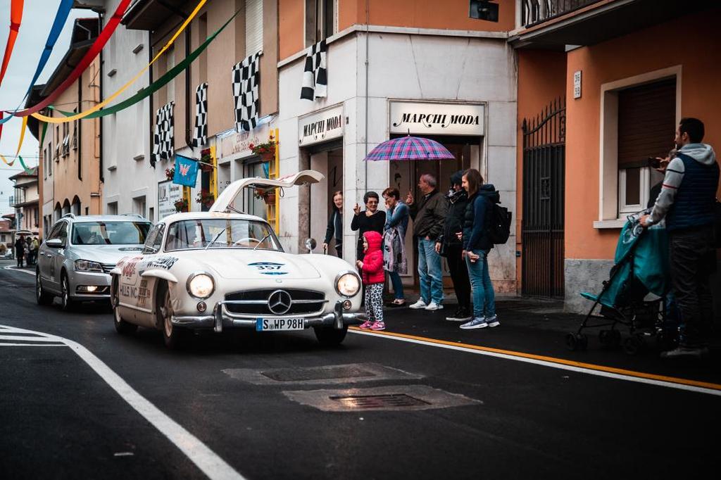 Strona 2 Aktualnie Mille Miglia to rajd na regularność, do którego dopuszczone są samochody z lat trwania oryginalnej imprezy. Na trasie ekipy mają zadane próby sportowe.