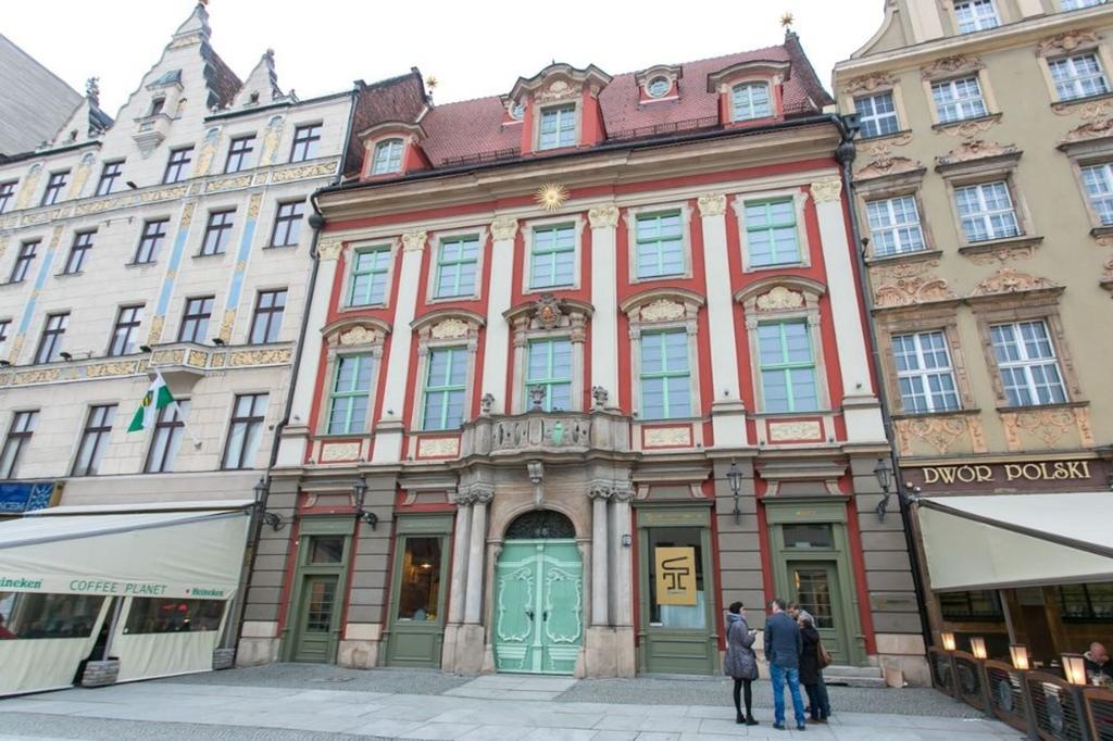 OPIS INSTYTUCJI Muzeum Pana Tadeusza znajduje się w samym centrum Wrocławia, w starej kamienicy na Rynku. Najcenniejszym eksponatem jest rękopis Pana Tadeusza.