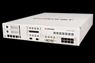 FortiWeb Zapora aplikacji web (Web Application Firewall) FortiWeb chroni aplikacje internetowe i dane przesyłane przez Internet przed atakami i utratą.