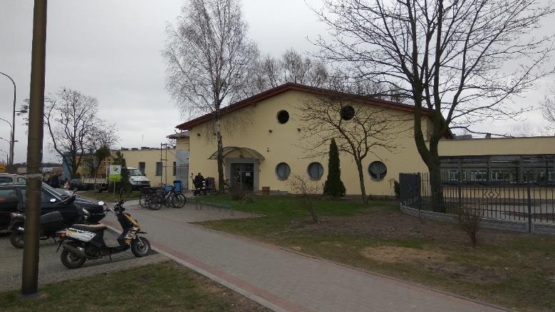 Wymiana pokrycia dachu na obiekcie stołówki przy ul. Kardynała Wyszyńskiego 10a w Strzelcach Opolskich. Zakres inwestycji obejmował wykonanie dachu o konstrukcji drewnianej krytej blacho-dachówkową.