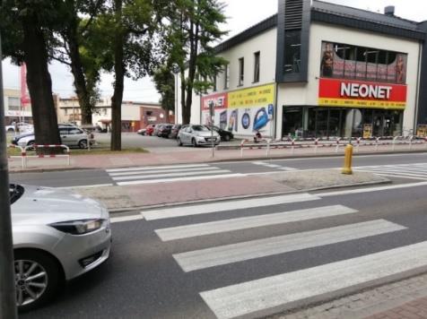 przejść dla pieszych: 1) przy szpitalu w ciągu dk 94 - ul.