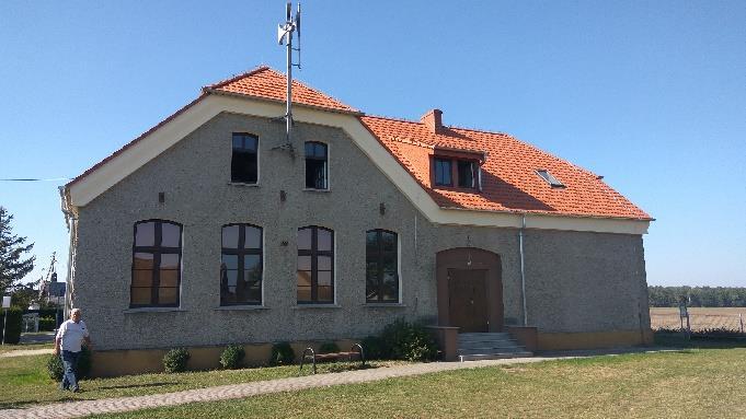 W ramach zadania wymieniono uszkodzone elementy więźby dachowej, wszystkie drewniane elementy więźby zostały zaimpregnowane, wykonano nowe lukarny, izolację termiczną z wełny mineralnej oraz poszycie