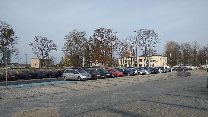 - ciąg pieszy wzdłuż drogi, - oświetlenie terenu, - zieleń, - monitoring terenu, - toaleta publiczna, - punkt ładowania samochodów elektrycznych - mała