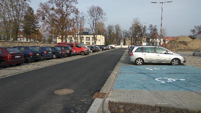 b) Budowa nowego oświetlenia ulicznego (nowe niezależne obwody oświetleniowe (słupy aluminiowe wraz oprawami LED) w ciągu ulic: Kościuszki, Piłsudskiego,
