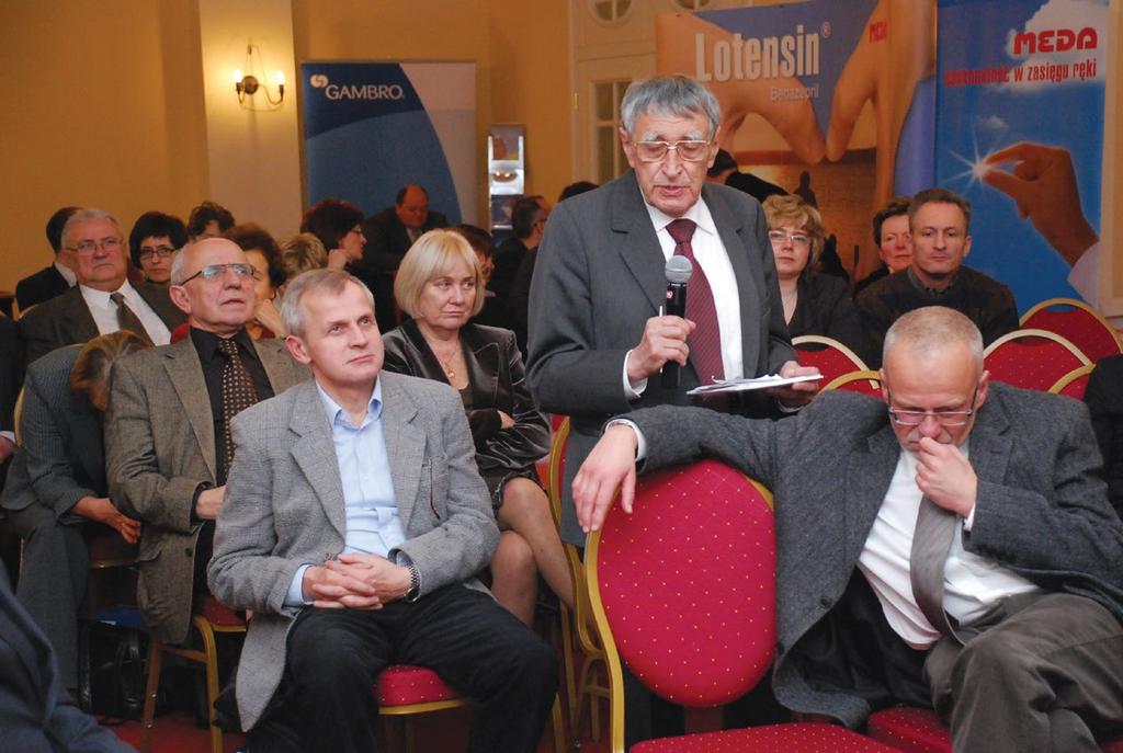 także funkcję konsultanta wojewódzkiego i regionalnego w dziedzinie chorób wewnętrznych, kardiologii i nefrologii.