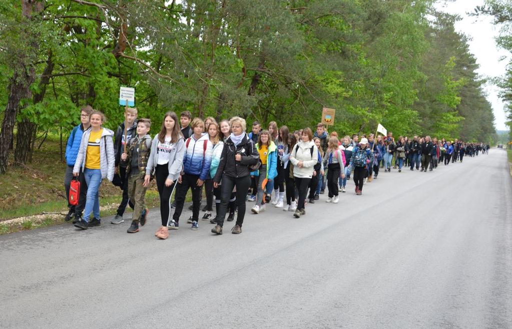 zmarłych żołnierzy AK, NSZ i innych ugrupowań Podziemnego Państwa, które walczyły o wolność Ojczyzny, zwłaszcza w okolicach Oleszna i Chotowa.