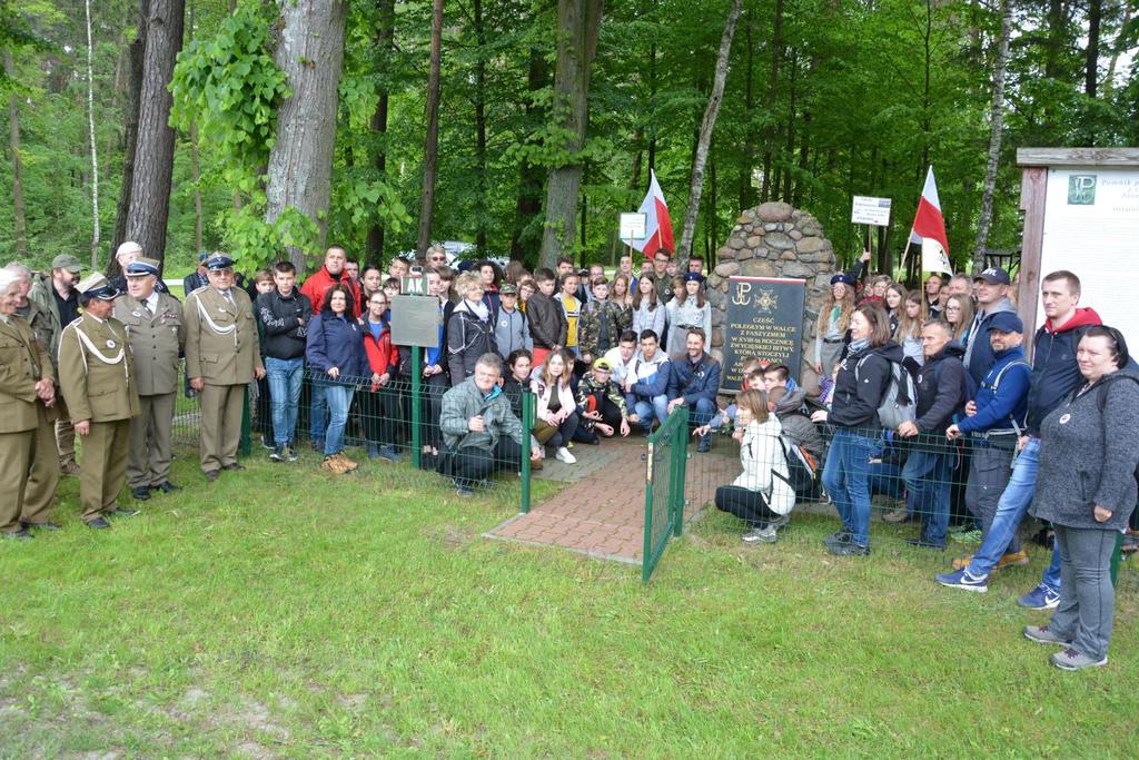 - Grób Nieznanego Partyzanta ps. Kruk, który walczył w oddziale Narodowa Organizacja Wojskowa na terenie powiatu włoszczowskiego i w dniu 06.08.1943 r.