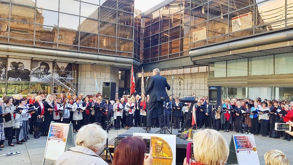 Na dworje Pčólnicy Regina w Konjecach podachu nam Jan Šołta a jeho swójba dohlad do swojeho dźěła z pčołkami. Na přikład poskićuja woni měd z kćenjow mlóča a propolisowu tinkturu.