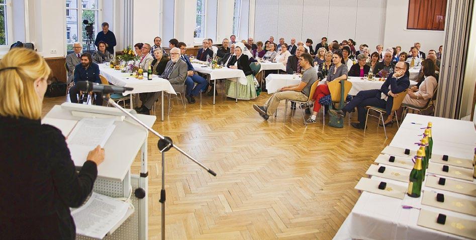 W lawdacijach hódnoćeše so jich wusahowacy an gažement při kubłanju dźěći, na polu wuměłstwa a kultury a nic naposledk při spěchowanju serbskeje rěče.