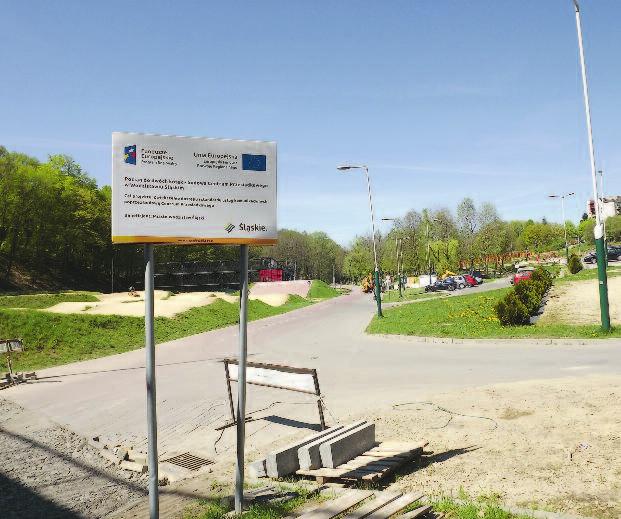 mysł bu do wy ścież ki pie szo -ro we ro wej w Wo - dzi sła wiu Ślą skim, któ ra po łą czy ro dzin ny park roz