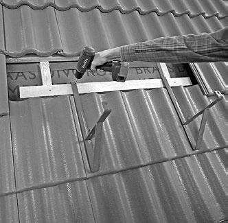 Uchwyty zaleca się układać na dnie lewej fali dachówek profilowanych, aby nie obciążać wierzchnich zamków