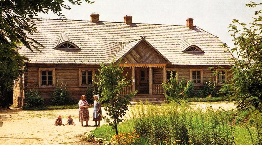 W miejscowości Nowogród znajduje się