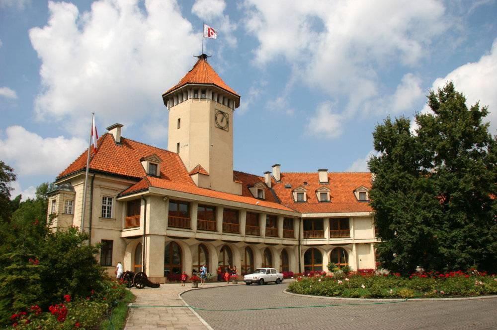 Kurpie nie są może bogate w zabytki, jednak także tutaj, pośród takich miast jak Ciechanów, Ostrołęka czy Pułtusk, można