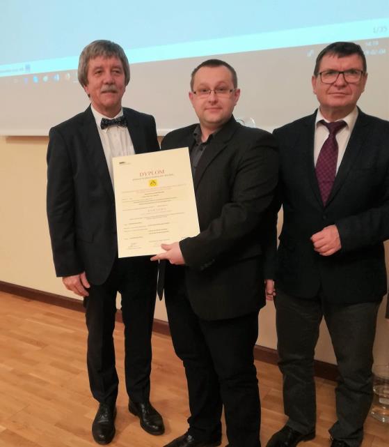 naukowego. Na wstępie dyrektor, prof. Marek Potrzebowski wspomniał o odejściu p. prof. Wandy H. Midury, wieloletniego, zasłużonego pracownika Centrum.