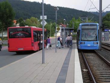 Widoczne doskonałe skomunikowanie z dowozową linią autobusową nikacyjne), Kasseler Verkehrs-Gesellschaft (Przedsiębiorstwo Komunikacyjne w Kassel) i DB.