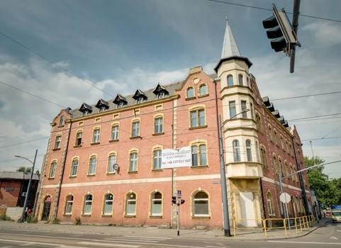 Kamienicę wzniesiono w latach 1897-1898 wg projektu Franciszka Wieczorka dla właściciela Górnych Hajduk Józefa Kowatza. Z chwilą wybuchu wojny, hotel został skonfiskowany i zamknięty.
