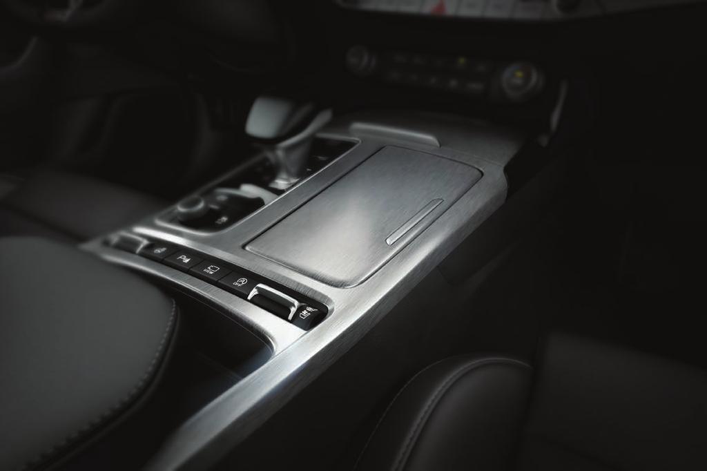 Odważna, nasycona i kontrastowa kolorystyka wnętrza nowej Kia Stinger oddaje ducha klasy Gran Turismo.