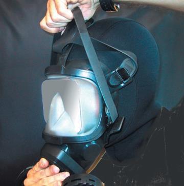 Technika zakładania maski pełnotwarzowej typu AGA Sposób 1 Przeciągnąć paski za głowę przytrzymując maskę jedną ręką za automat, Dociągnąć paski zaczynając od dolnych, cały czas przytrzymując maskę