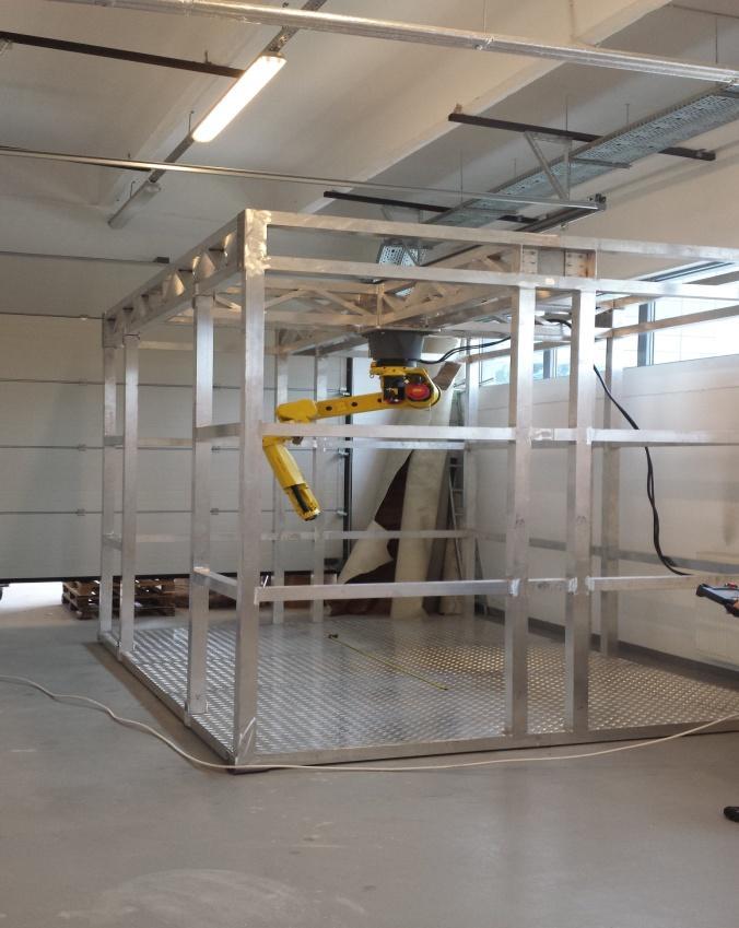 Założenia konstrukcyjne urządzenia laserowego Charakterystyka stanowiska: -Robot podwieszony nad polem roboczym -pole obróbki 3D (2m x 2m x 0,5m) Wykorzystanie laserów: - CO 2 ( =1,64