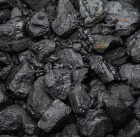 Jak wynika z tabeli, stałe paliwa węglowe i biomasa różnią się między sobą nie tylko gęstością energetyczną wartością opałową, ale także zawartością popiołu, siarki i wilgoci, a przede wszystkim