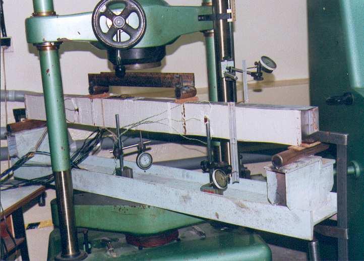 Badania zasadnicze poprzedzono badaniami materiałów stosowanej na modele zasadnicze stali (wykonano próby osiowego rozciągania) i uŝytego betonu lekkiego z