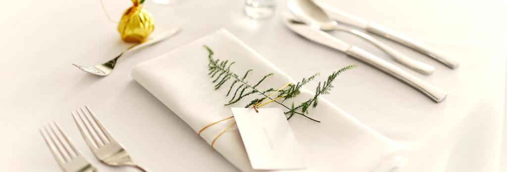 (MENU SERWOWANE) PROPOZYCJA 1 PROPOZYCJA 2 Krem z pieczarki z grzanką z wędzonym serem Schab z kością, sos romanesco, brokuł, pieczona cebula Jabłkowe crumble z lodami Zupa krem z dyni z piklowanym