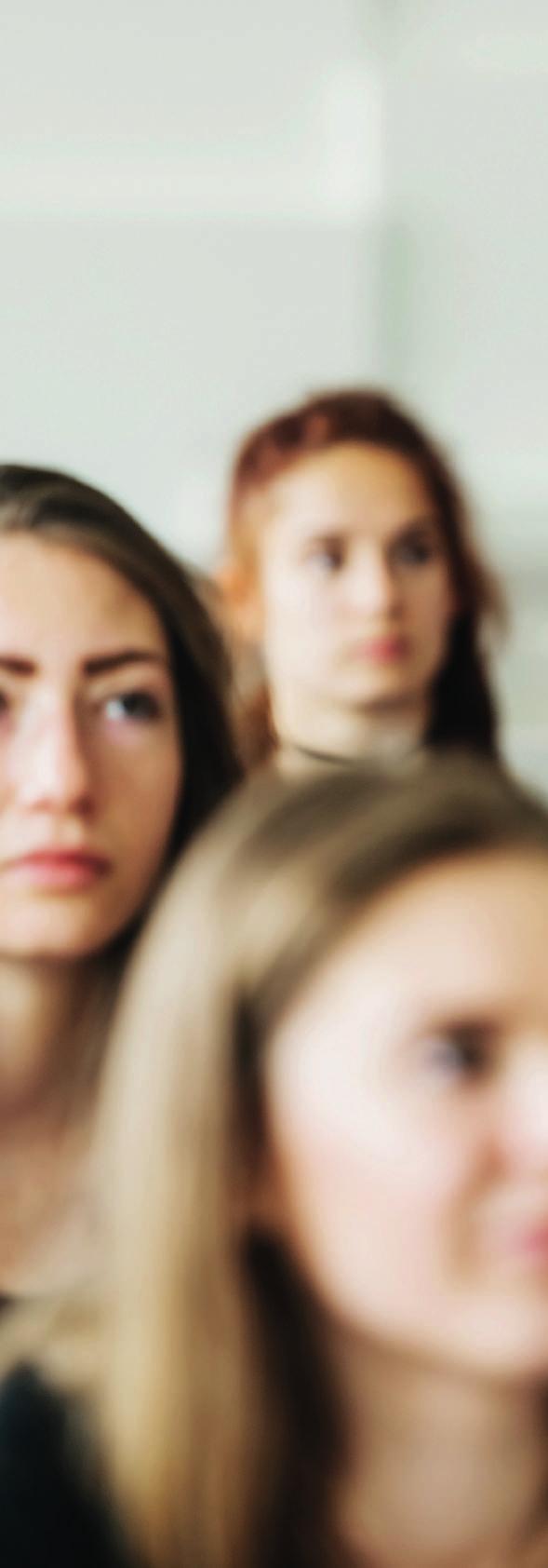 SPIS TREŚCI TWORZENIE INSPIRUJĄCEGO OTOCZENIA WYKORZYSTANIE KOLORÓW DO WSPOMAGANIA ZDOLNOŚCI UCZENIA SIĘ 6 OGRANICZANIE HAŁASU W CELU UŁATWIENIA SKUPIENIA 8 ROZWIJANIE SPRAWNOŚCI FIZYCZNEJ UCZNIÓW 10