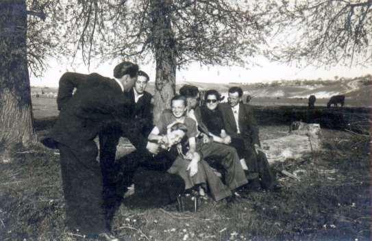 Zdjęcie 2 Rok 1956 (około). Grabowiec, nad rzeką Kalinówką. Wiosna pod wierzbami, na tzw. Klinie (pastwisko).