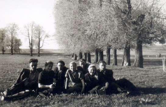 3 Zdjęcie 3 Rok 1956 (około). Grabowiec, nad rzeką Kalinówką. Wiosna pod wierzbami, na tzw. Klinie (pastwisko).