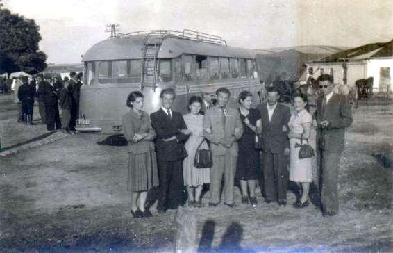 Zdjęcie 6 Rok 1956 (około). Grabowiec, przystanek autobusowy. Po prawej stronie budynek dawnego ratusza, tzw. murowanka.