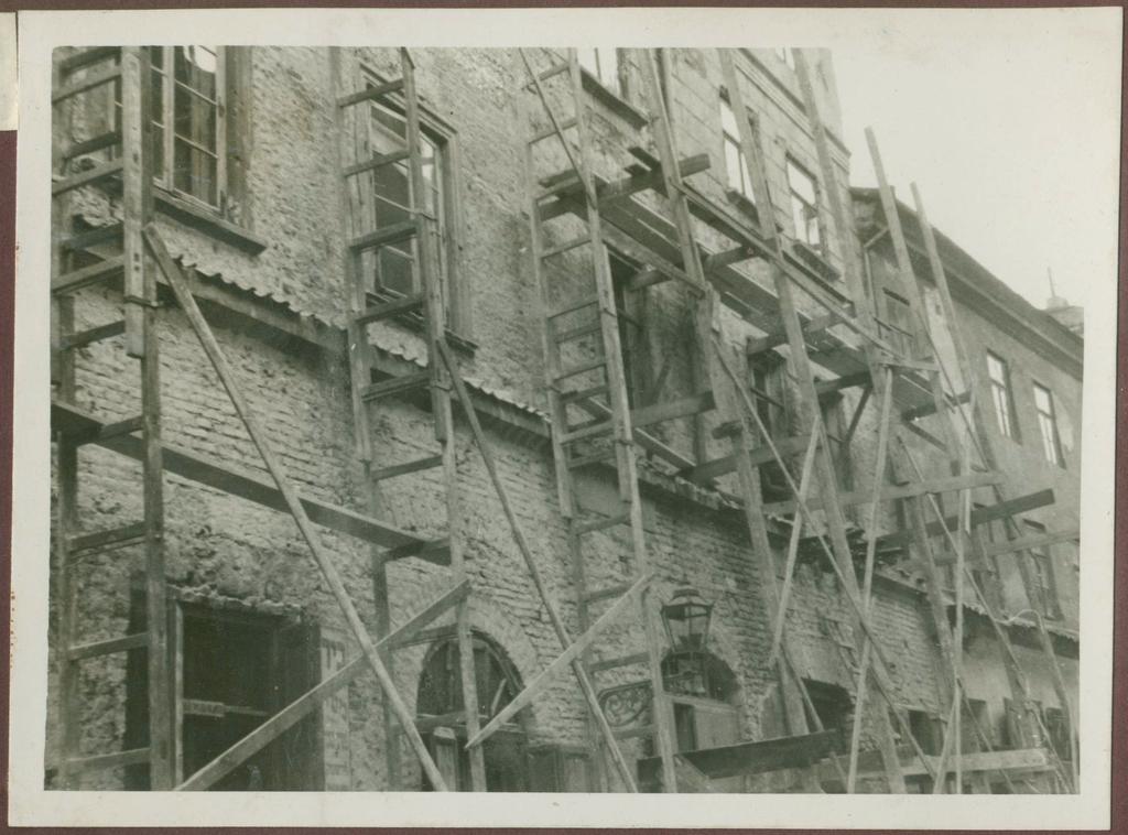 Fotografie przedwojenne/pre-war photographs: Grodzka 3, druga od lewej, kamienica w czasie odnawiania, autor nieznany, zdjęcie z albumu