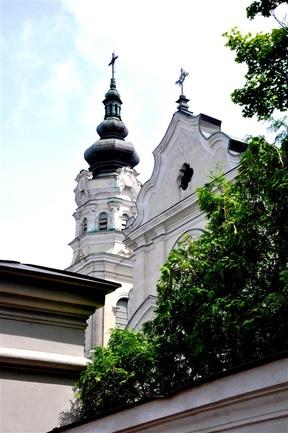 symboliczny pomnik z kamieni polnych. W 1990 r. prochy męczenników ekshumowano i przewieziono do pratulińskiego kościoła św. św. apostołów Piotra i Pawła - Sanktuarium bł.