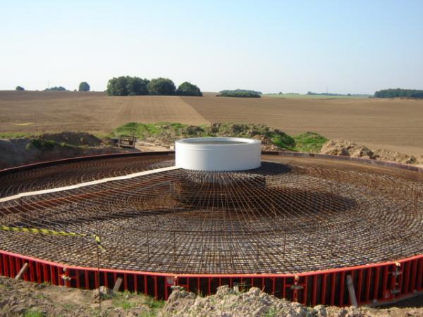 15 Fot.1. Przykład zbrojenia fundamentu elektrowni wiatrowej (farma wiatrowa w Tymieniu, woj.