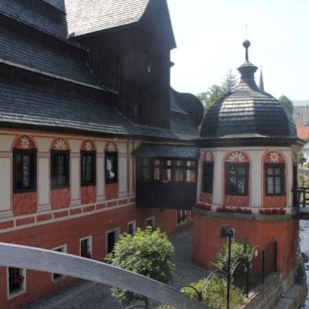 Od wschodu i północy graniczy z Gminą Szczytna, a od północnego-zachodu z Gminą Lewin