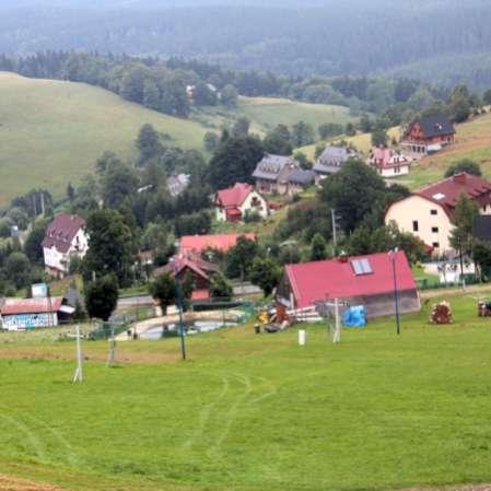 Zachodnia i południowa granica miasta biegnąca powierzchnią szczytową Gór Orlickich