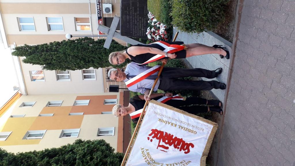 z zasadami autoprezentacji, uzyskali wiedzę z komunikacji werbalnej i niewerbalnej. Szkolenia przygotowują działaczy związkowych do wystąpień publicznych.