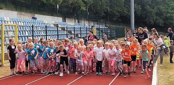 Niepodległości. Piękna majowa pogoda zachęciła młodych biegaczy do sportowej rywalizacji na nowo reaktywowanej trasie biegowej wokół części korony stadionu.